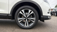 Nissan Qashqai 1.3 DiG-T N-Connecta 5dr [Glass Roof Pack] Petrol Hatchback